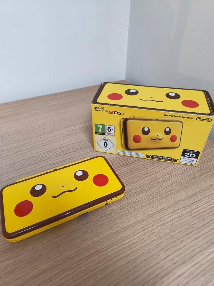 Pikachu 2ds XL, Games en Spelcomputers, Spelcomputers | Nintendo 2DS en 3DS, Zo goed als nieuw, 2DS, Geel, Met beschermhoes of tas