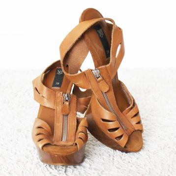 Beaux talons MNG en cuir souple (taille 38) s16 €30, -, MNG, Escarpins, Comme neuf, Brun