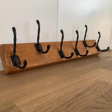 Brutalistische kapstok beschikbaar voor biedingen