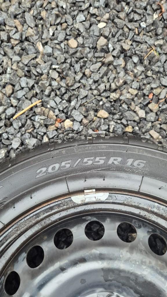 4 Pneus hiver Volvo V40 avec jante + enjoliveur Volvo, Auto-onderdelen, Banden en Velgen, Band(en), Winterbanden, 16 inch, 205 mm