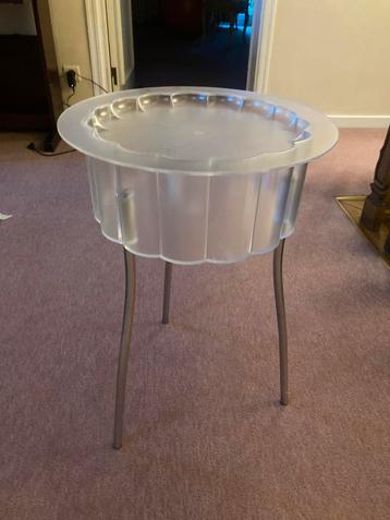 Vintage plastic IKEA tafeltje uit de jaren ‘90 beschikbaar voor biedingen