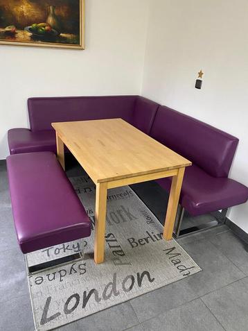 Eettafel met moderne hoekbank beschikbaar voor biedingen
