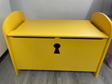 Gele opbergbox beschikbaar voor biedingen