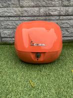 Top case Vespa Sprint orange avec des signes d'usure