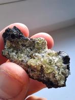 Olivijn mineraal, Verzamelen, Mineralen en Fossielen, Ophalen of Verzenden, Mineraal