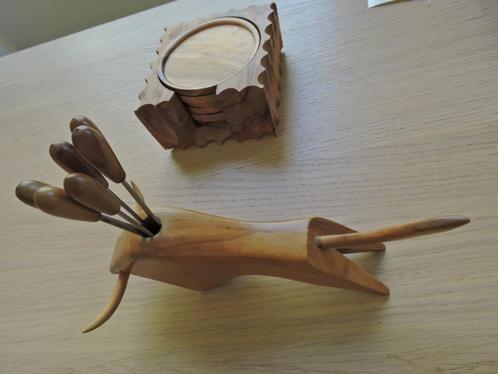 retro vorkjes in houten stier en onderleggers ook hout, Antiek en Kunst, Antiek | Keukengerei, Ophalen of Verzenden