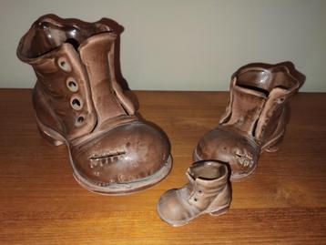 3 KERAMIEKEN BEELDJES / SCHOENTJES - PRIMA STAAT  beschikbaar voor biedingen