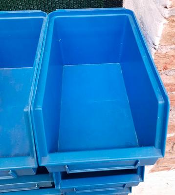 BLAUWE STAPEL WERKBAKJES beschikbaar voor biedingen