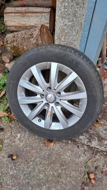4 Pneus d'hiver sur jantes Mercedes A180 beschikbaar voor biedingen
