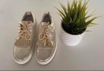 Goudkleurige schoenen ‘Hampton Bays’ (37). beschikbaar voor biedingen