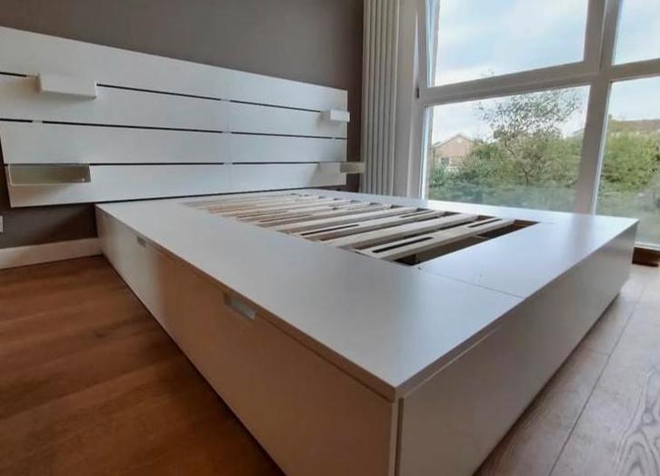 Bedframe met matras 160 x 200 cm, Huis en Inrichting, Slaapkamer | Bedden, Zo goed als nieuw, Tweepersoons, 160 cm, 200 cm, Wit