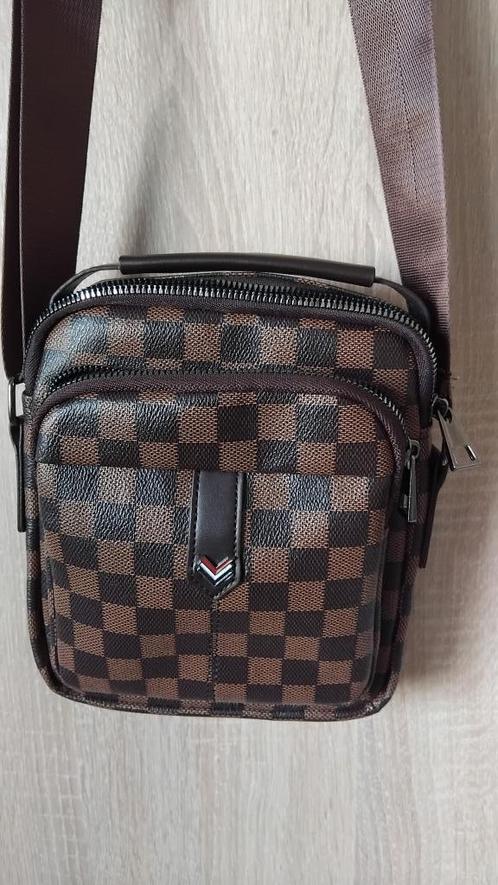 Petit sac bandoulière, Handtassen en Accessoires, Tassen | Schoudertassen, Nieuw, Overige merken, Bruin, Ophalen