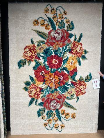 Tapijt te koop 300cm om 200cm beschikbaar voor biedingen