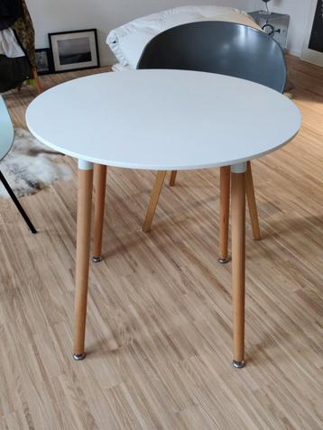 Ronde eettafel van 80 cm beschikbaar voor biedingen