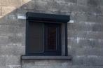 pvc  profel antraciet raam met rolluik ,binnenkant wit, Doe-het-zelf en Bouw, Kunststof, Raamkozijn, Gebruikt, Inclusief glas