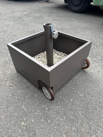 Parasolvoet aluminium rollend design beschikbaar voor biedingen