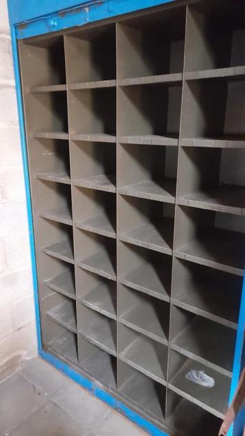 Ijzeren vakkenkast met rolluik. beschikbaar voor biedingen
