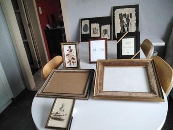 Oude verschillende fotolijsten en 2 Egyptische papyrusschild beschikbaar voor biedingen