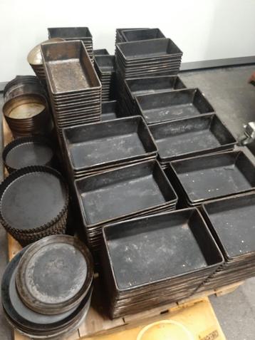 Broodvormen en taartvormen uit stopzetting bakkerij beschikbaar voor biedingen