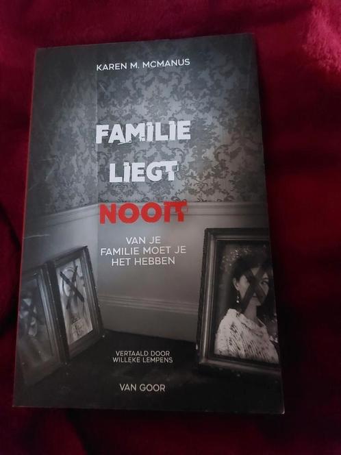 Karen M. McManus - Familie liegt nooit, Boeken, Kinderboeken | Jeugd | 13 jaar en ouder, Gelezen, Ophalen of Verzenden