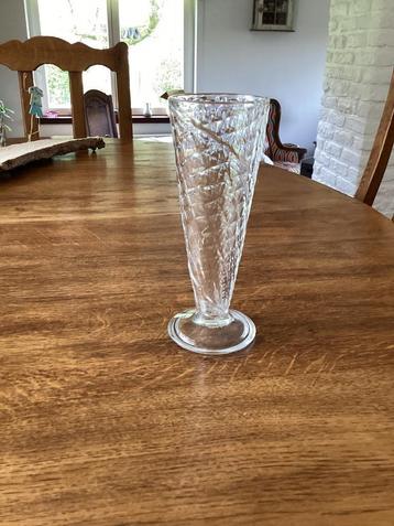Vase conique en verre, Enlèvement