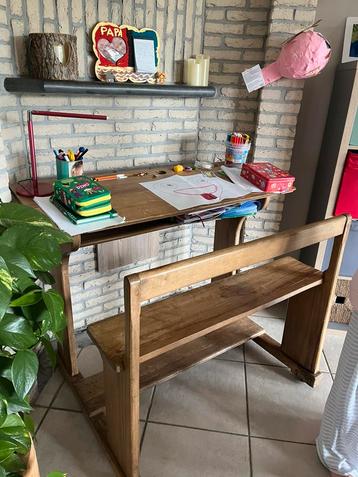 Oud bureau in nette staat beschikbaar voor biedingen