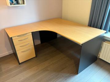 Bureau met ladenblok beschikbaar voor biedingen