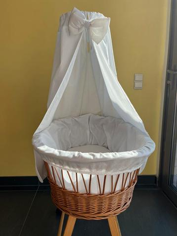 Rotan wiegje beschikbaar voor biedingen