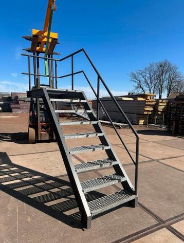 Stalen bordestrap steektrap wenteltrap trappen  beschikbaar voor biedingen