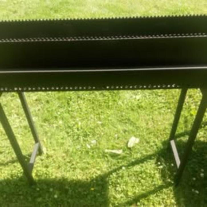 Bbq brochettes & Tourne broche & Bbq LOCATION, Tuin en Terras, Houtskoolbarbecues, Gebruikt, Met accessoires, Ophalen
