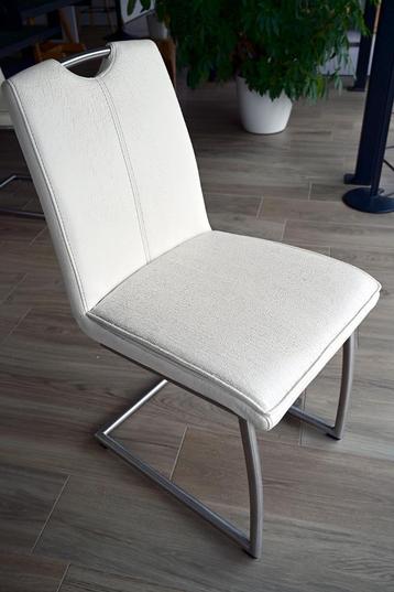 8 eetkamerstoelen met stoelhoezen / wit kunstleer met schade beschikbaar voor biedingen