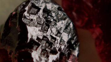 Diamant rouge brut de 1,8 carats, Collections, Enlèvement ou Envoi, Minéral