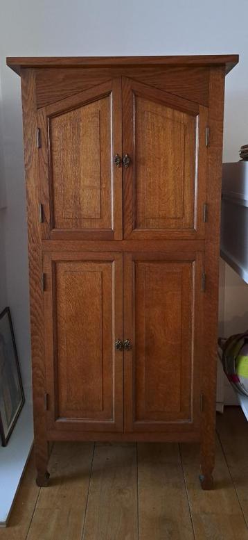 Armoire en bois disponible aux enchères