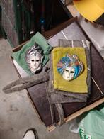 Twee Venetiaanse maskers, Ophalen