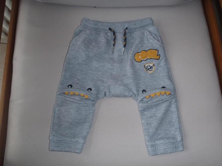 grijze legging maat 74, Kinderen en Baby's, Babykleding | Maat 74, Zo goed als nieuw, Jongetje, Broekje, Ophalen of Verzenden