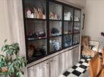 Wandkast met zwarte metalen deuren - met verlichting, Huis en Inrichting, Kasten | Vitrinekasten, Ophalen, Zo goed als nieuw