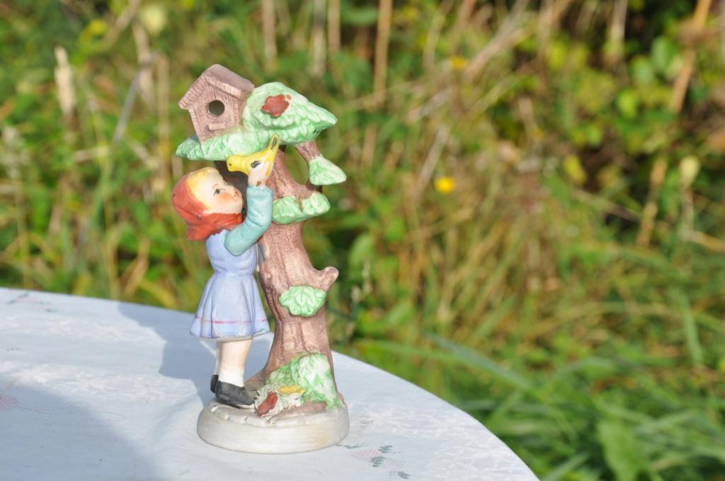 statuette fillette au nid d'oiseau, Enlèvement ou Envoi