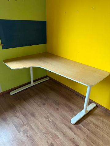 Bureau en angle beschikbaar voor biedingen