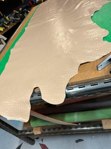 2 beige kleur halve huiden 1.3mm dik stug&glans A271/271-1 beschikbaar voor biedingen