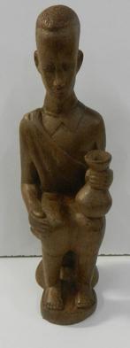 Tropisch houten beeldje jonge man met kruik, Verzamelen, Gebruikt, Ophalen of Verzenden, Mens