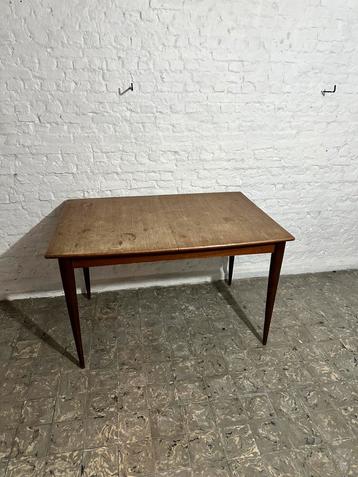 Vintage tafel beschikbaar voor biedingen
