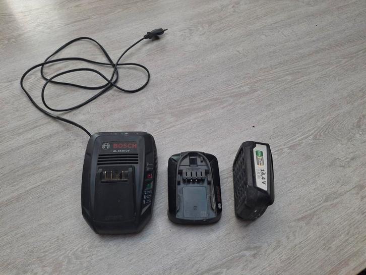 2 Bosch batterijen + lader – 14,4V 2,5Ah, Doe-het-zelf en Bouw, Gereedschap | Overige machines, Gebruikt, Ophalen