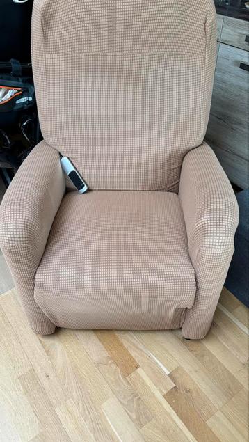 Te koop relaxzetel electrisch kleur beige beschikbaar voor biedingen
