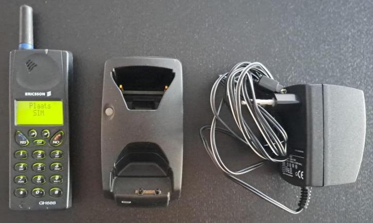 Ericsson GH688 met laadstation en lader, Telecommunicatie, Mobiele telefoons | Telefoon-opladers, Gebruikt, Sony Ericsson, Ophalen of Verzenden