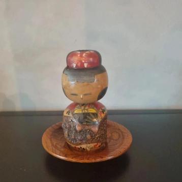 Leuke Kokeshi op een schoteltje beschikbaar voor biedingen