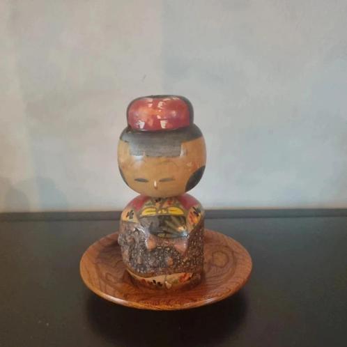 Leuke Kokeshi op een schoteltje, Antiek en Kunst, Kunst | Beelden en Houtsnijwerken, Verzenden