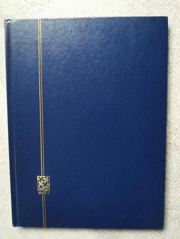 blauw postzegelalbum DAVO met 16 zwarte pagina's beschikbaar voor biedingen