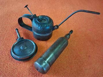 zeer mooie oliespuiten en vetpomp jaren 50 beschikbaar voor biedingen