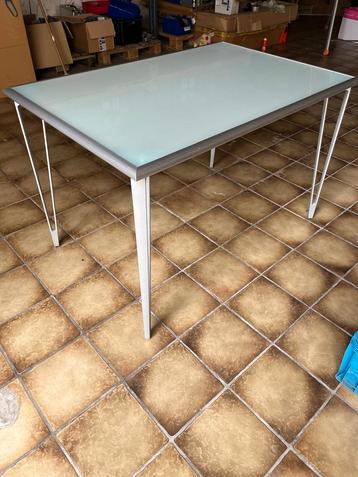 Tafel gezandstraald wit glas met stalen design potten  beschikbaar voor biedingen