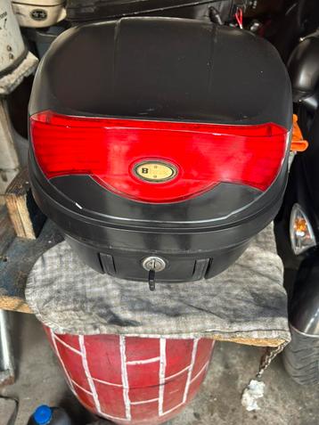 Helmkoffer   Bbox brommer of moto , 1 sleutel, Enlèvement, Comme neuf